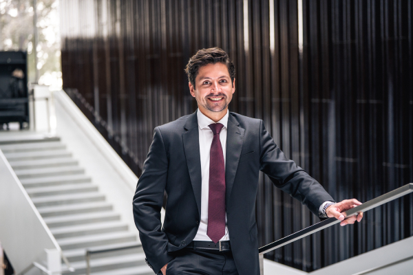 RA Patrick Zeller auf der Treppe